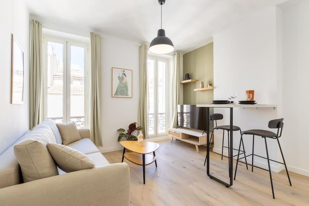 Beautiful & Modern Flat In Heart Of Apartment *